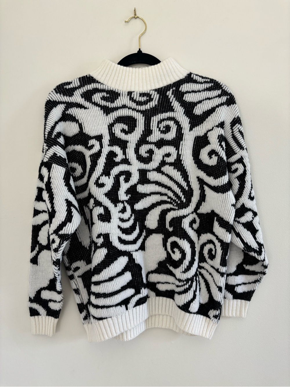 Vintage Carriage Court Black & White Abstract Pattern Turtleneck Sweater